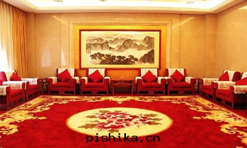 中(zhōng)茵皇冠假日酒(jiǔ)店(diàn)